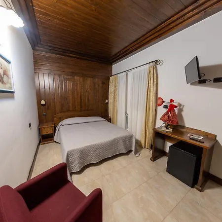 River Hotel *