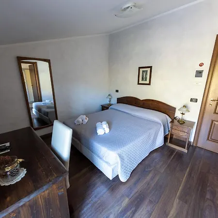 River Hotel *