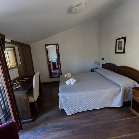 Hotel River *